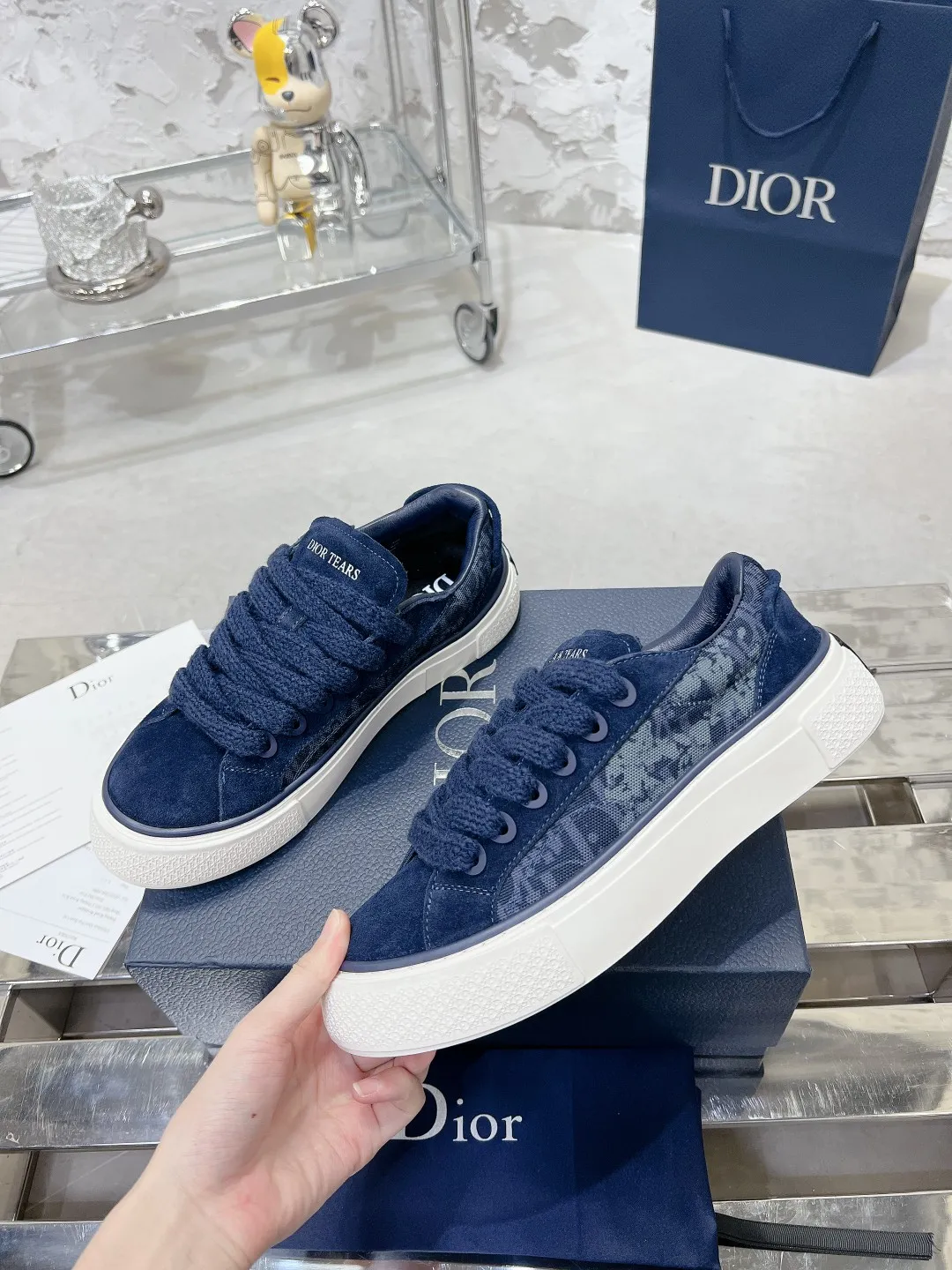 👟👟Ex-factory price P560👟👟 Women's shoe factory top version Dior B33 series! Casual sneakers for couples 👟 Purchased from the original, developed and made. Carefully crafted from Dior gray cow leather, decorated with tone-on-tone CD Diamond pattern canvas panels on the sides. The shoelace eyelets in the shape of CD Icon are clever and exquisite, and the two-color sole, tongue and heel are all decorated with special details, making it more refined. A very casual and versatile shoe. 🔘Fabric: Original customized calfskin + Oblique floral fabric 🔘Inner: Customized breathable lining 🔘Outsole: Original molded TPU combination outsole 🔘Sole thickness: 3CM 🔘Size: Women's size: 35-41 Male size: 38-46 (Female 41, Male 38, 46 customized, non-refundable)